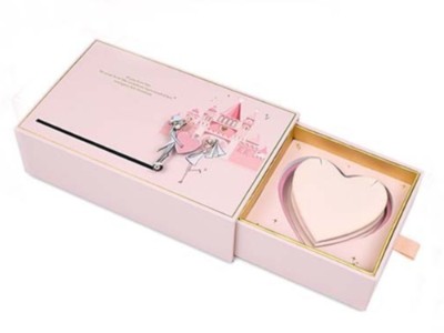 紙盒定制廠家告訴你，在制作愛心禮品包裝盒過程中，需要注意的問題